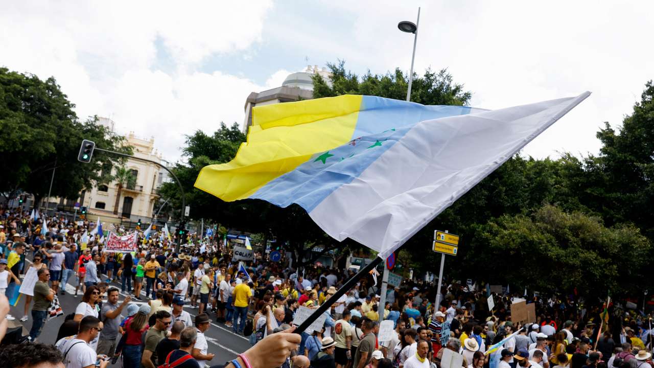 Demonstration for change in tourism model in Canary Islands, in Santa Cruz de Tenerife