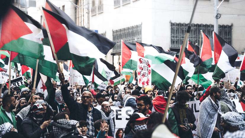 Manifestantes segurando bandeiras da Palestina