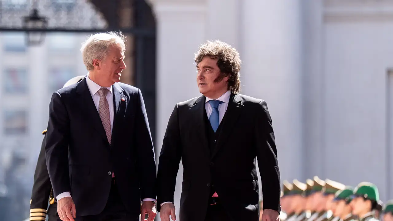 O presidente chileno, José Antônio Kast, recebeu o argentino, Javier Milei. para reunião de trabalho. Eles estiveram em evento do Fórum de Madri.