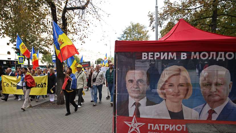 Supporters of Moldova's pro-European Party of Action and Solidarity (PAS) hold a rally in Chisinau