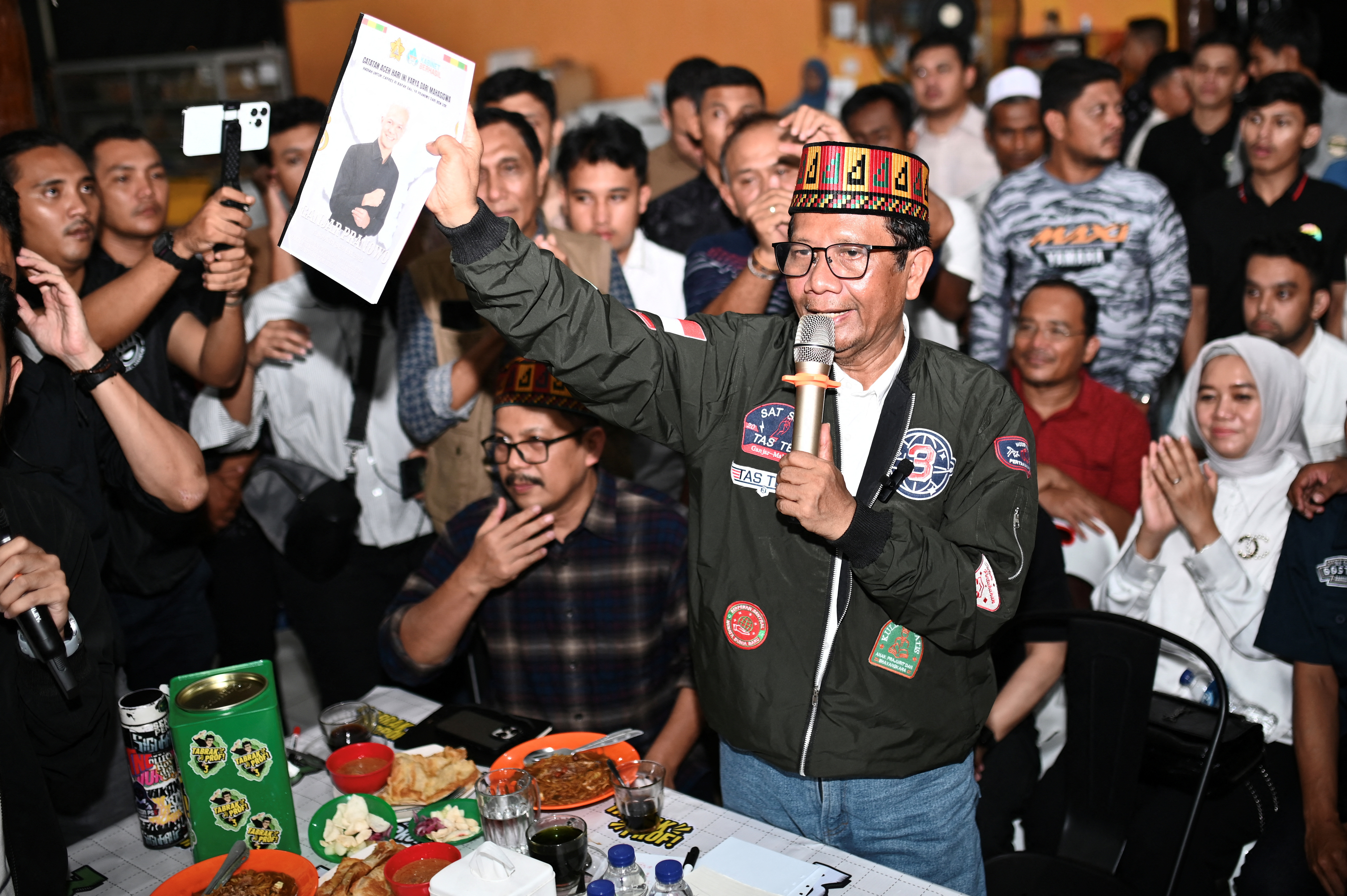 Vice presidential candidate Mahfud MD speaks to journalists in Banda Aceh