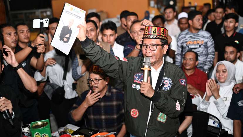 Vice presidential candidate Mahfud MD speaks to journalists in Banda Aceh