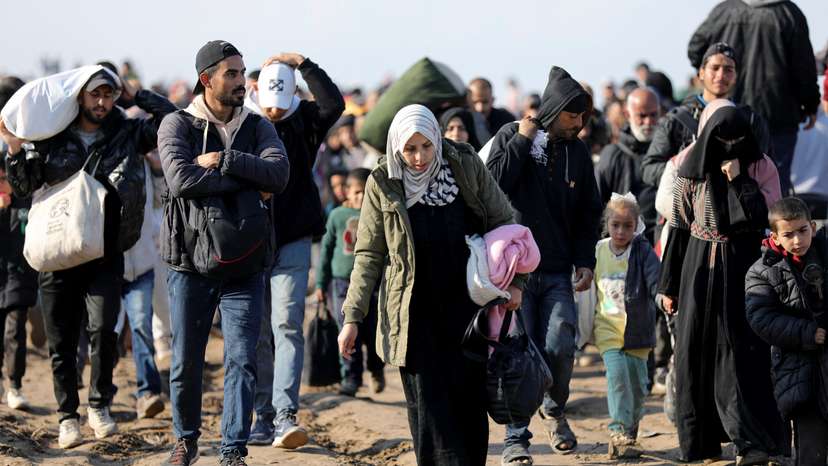 Displaced Palestinians return to their homes in northern Gaza