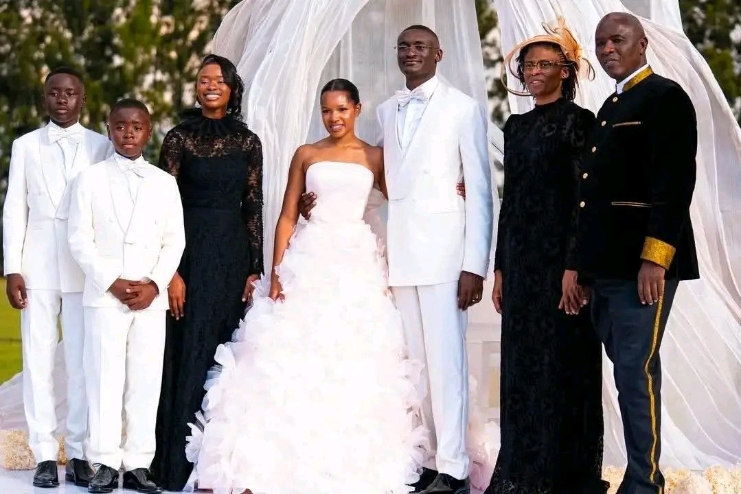 Newlyweds, Sean Tagwirei and Poneso Tinomuda Janda, with family at their wedding