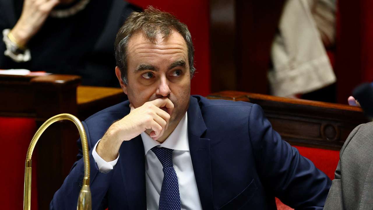 Questions to the government session at the National Assembly in Paris