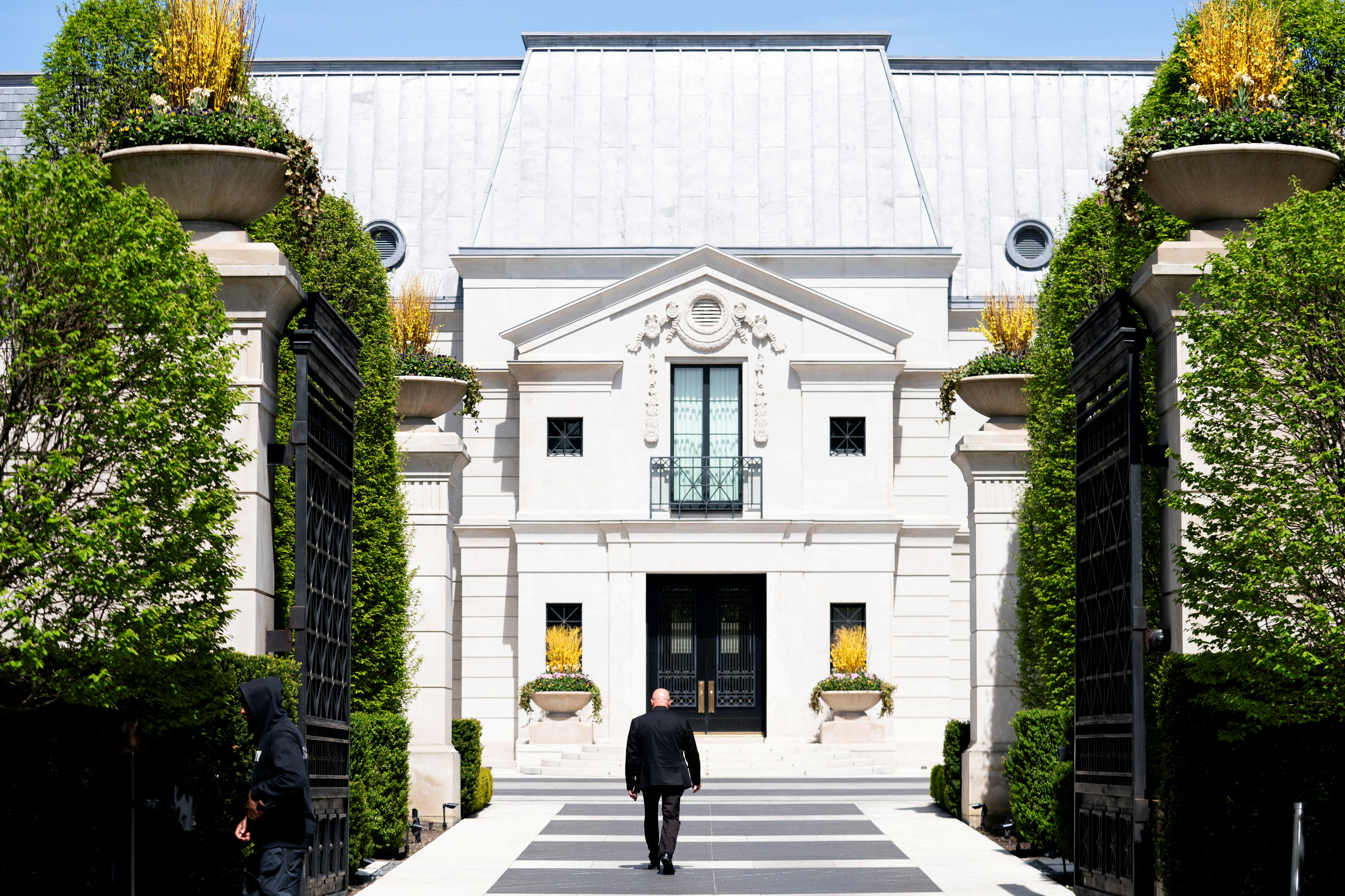 Shooting outside the mansion of Canadian rap star Drake in Toronto