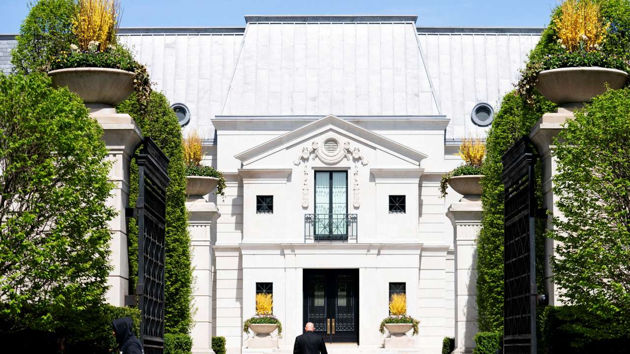 Shooting outside the mansion of Canadian rap star Drake in Toronto
