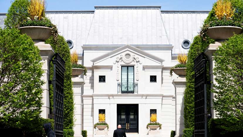 Shooting outside the mansion of Canadian rap star Drake in Toronto