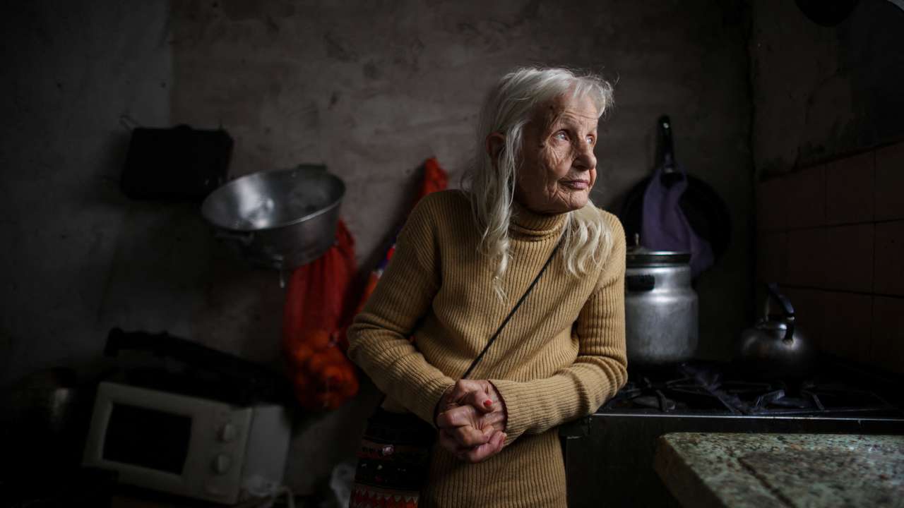 The Wider Image - Retirees on the edge: Argentina's protesting pensioners