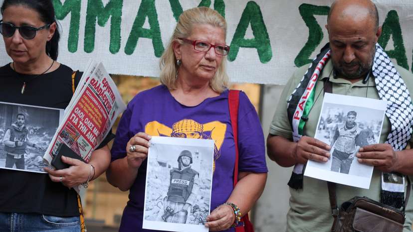 Greek journalist protest the recent killings of journalists in Gaza, in Athens