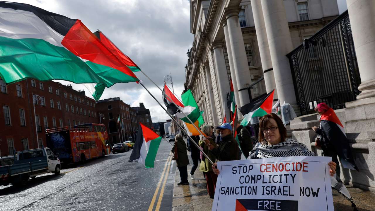 Palestinian supporters outside Government buildings, in Dublin