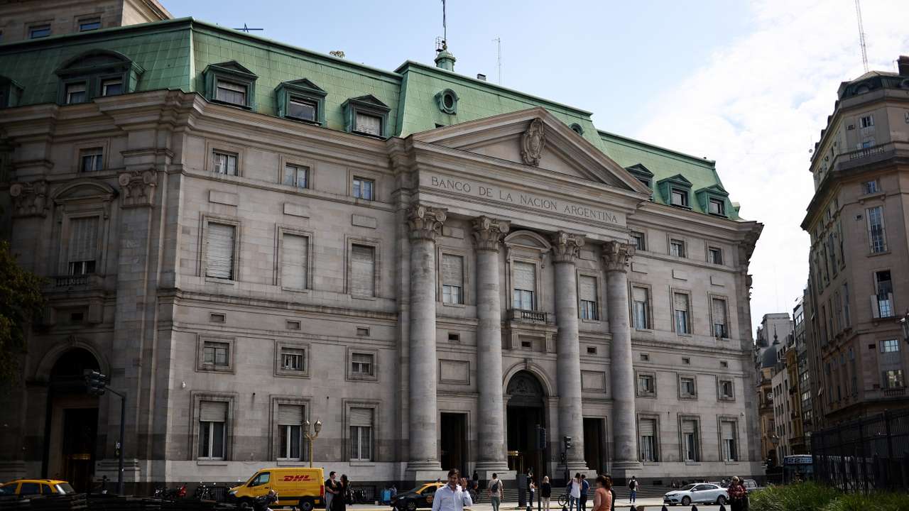 Argentina and IMF say they are discussing loan