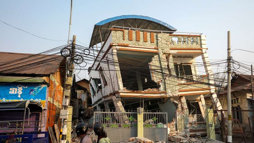 Aftermath of a strong earthquake, in Amarapura
