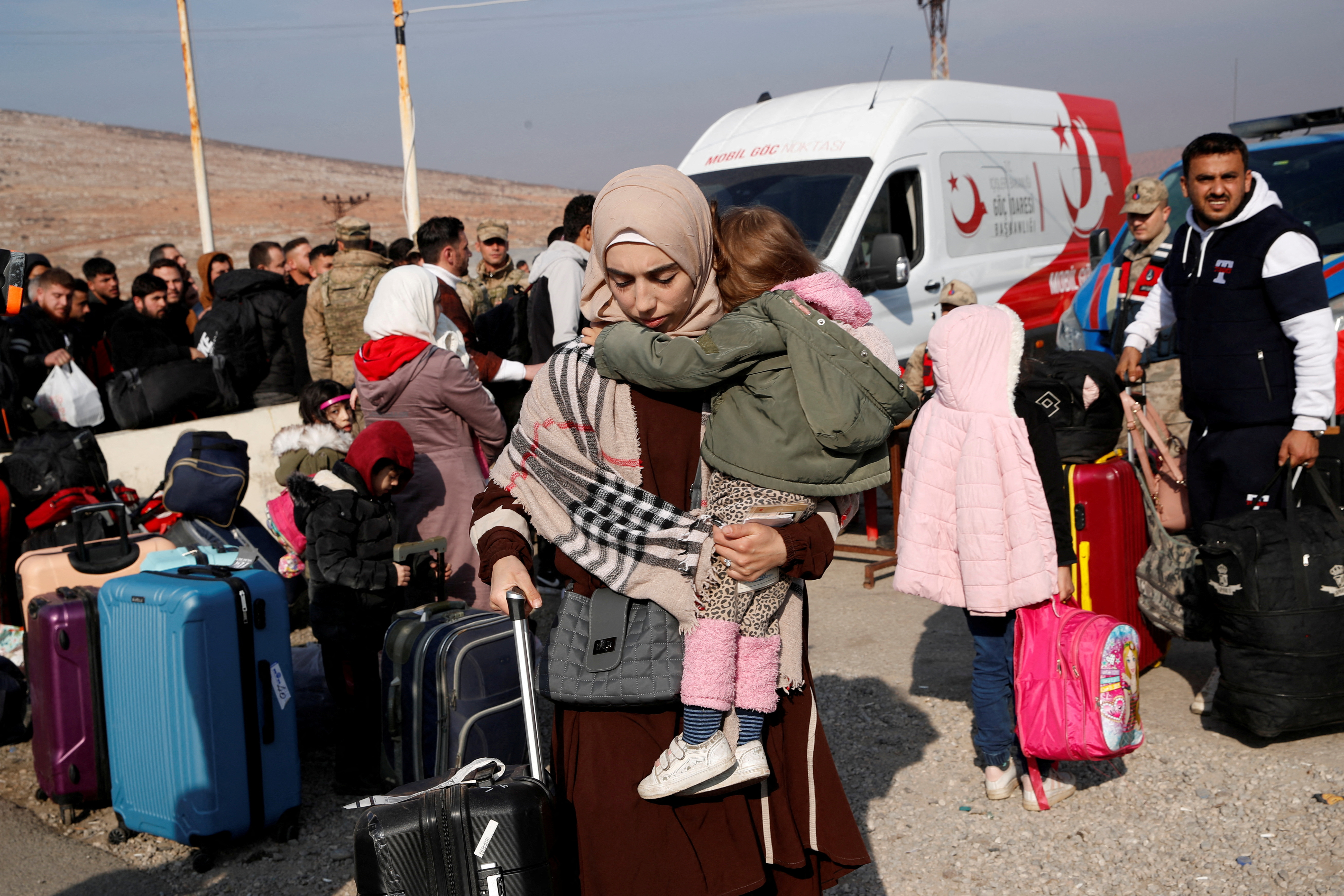 Syrian migrants arrive at Turkey's Cilvegozu border gate to cross into Syria