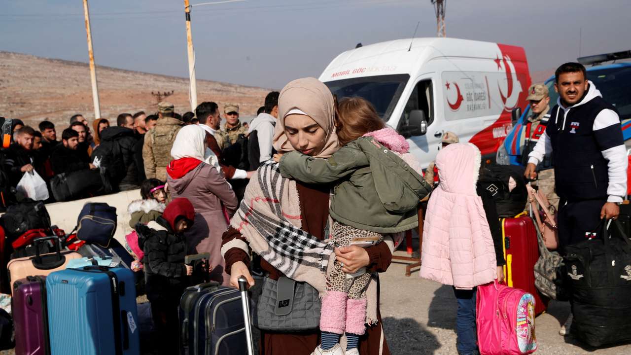 Syrian migrants arrive at Turkey's Cilvegozu border gate to cross into Syria