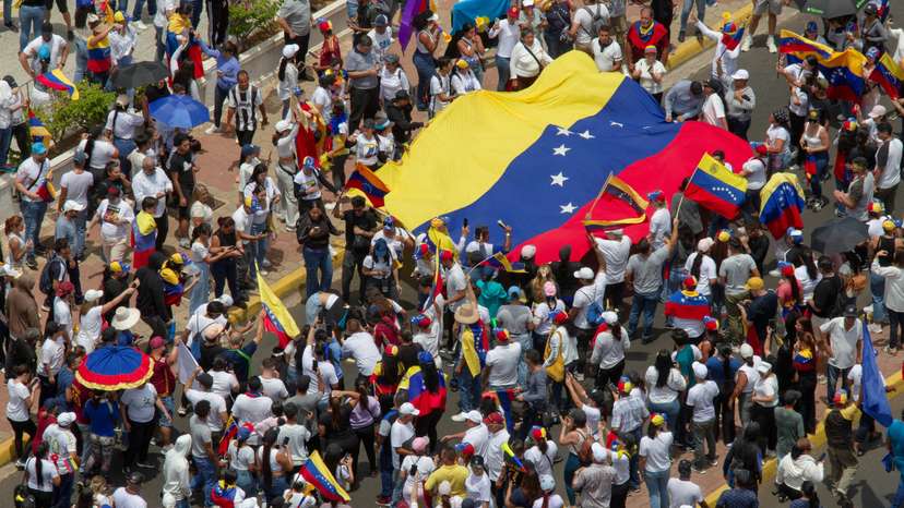Anti-Maduro protests spread as Venezuelan opposition says he stole vote, in Maracaibo