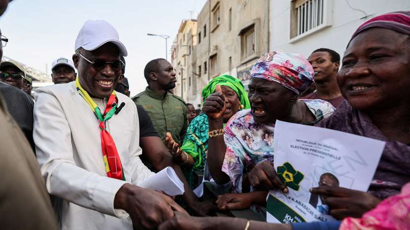 Senegal kicks off short election campaign after poll delays