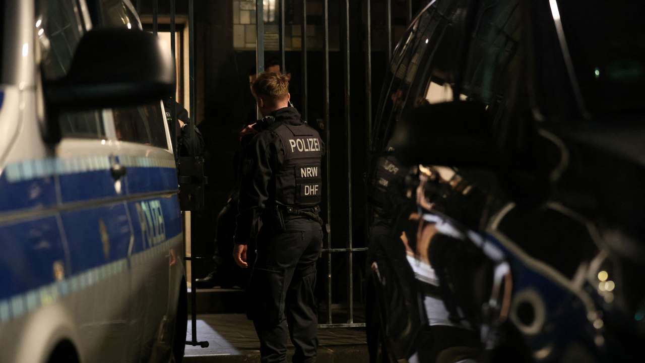 German police secures the Cologne cathedral