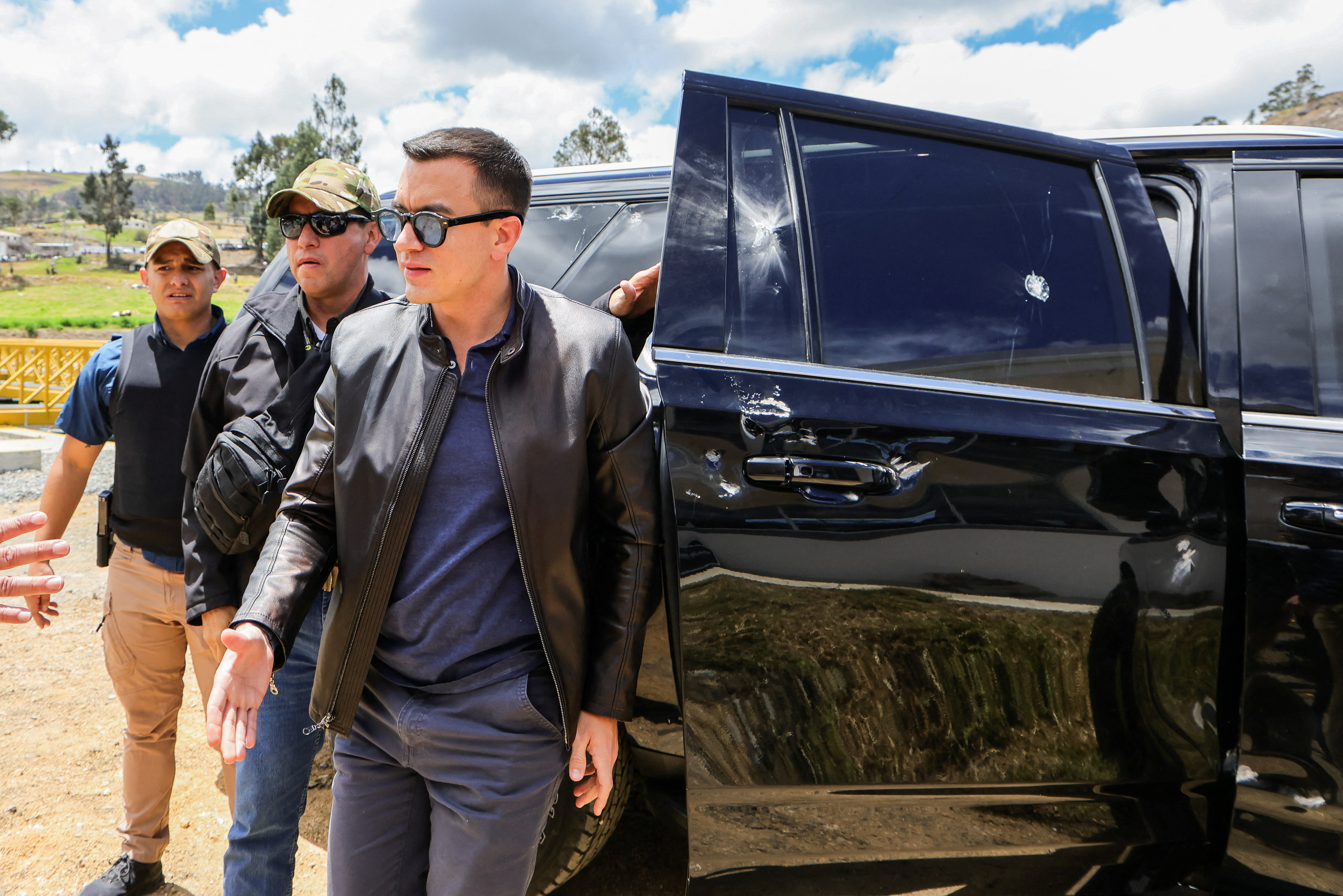 Ecuador's President Noboa's car hit by rock-throwing crowd