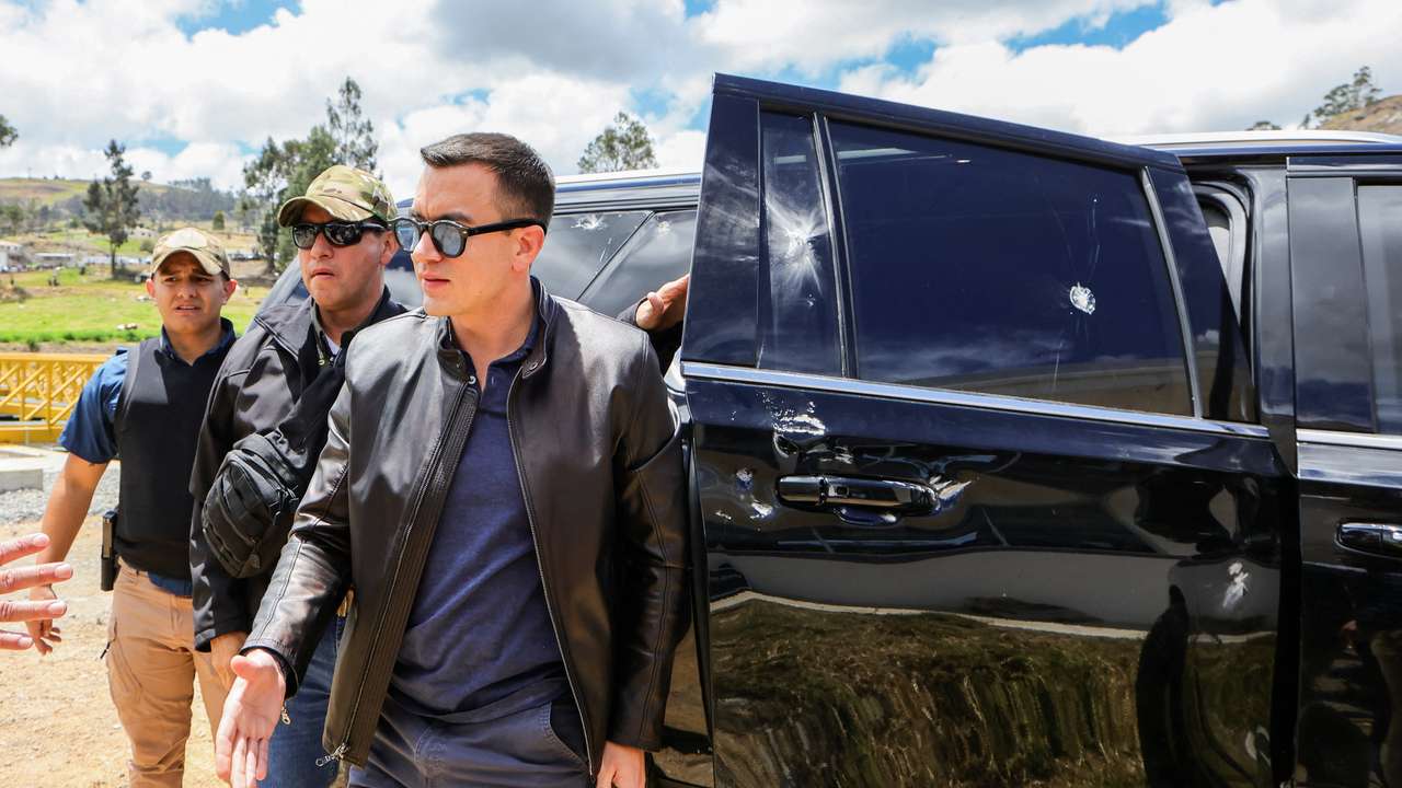 Ecuador's President Noboa's car hit by rock-throwing crowd