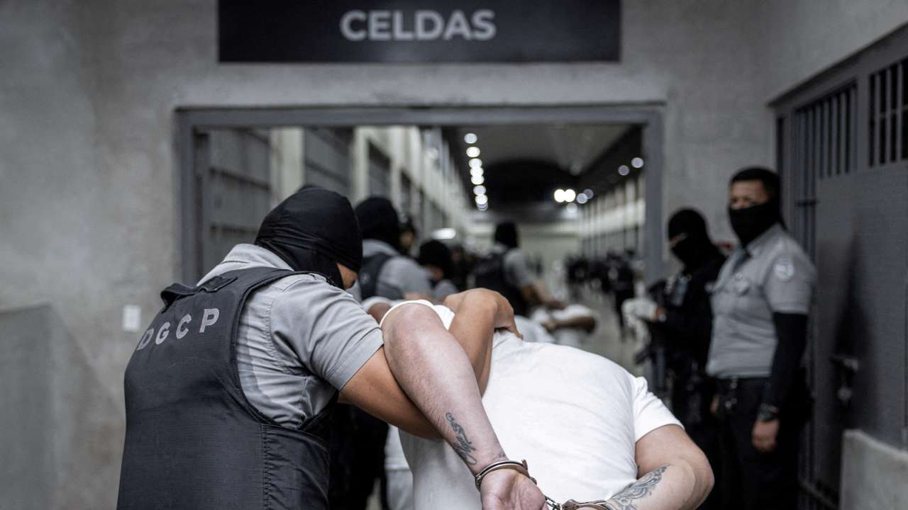 U.S. deports alleged members of the Tren de Aragua to be imprisoned in El Salvador