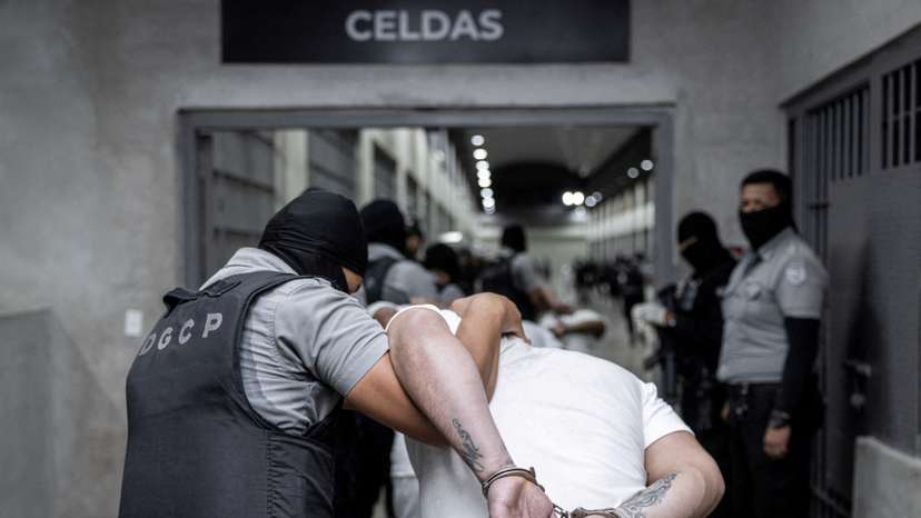 U.S. deports alleged members of the Tren de Aragua to be imprisoned in El Salvador