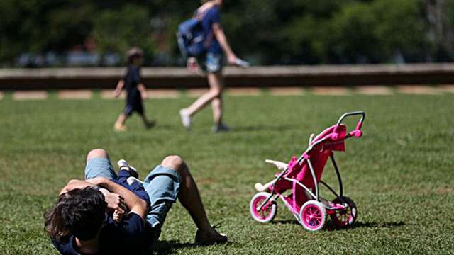 Imagem mostra relação parental no parque