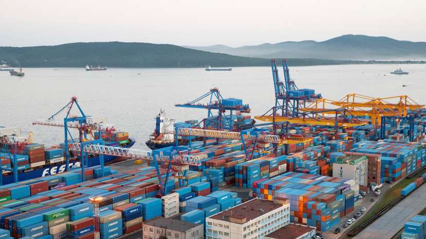 Commercial port operates in Russia's Vladivostok