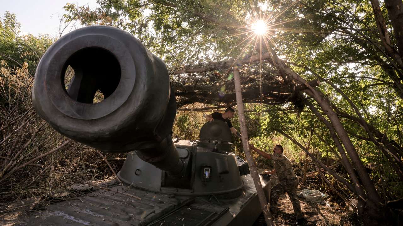 FILE PHOTO: Servicemen prepare a howitzer to fire towards Russian troops at a frontline near the town of Chasiv Yar