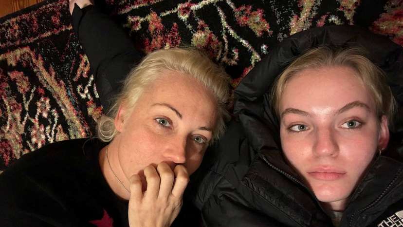 Yulia Navalnaya, the widow of Alexei Navalny, lies down with her daughter Dasha Navalnaya