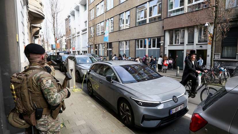 Belgian army patrols Jewish institutions in Antwerp