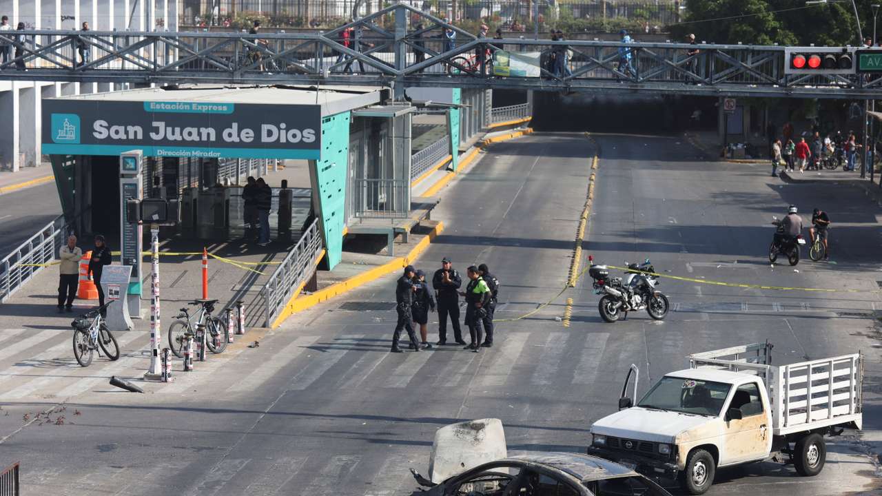 Vehicle fires and roadblocks following security operation in Mexico