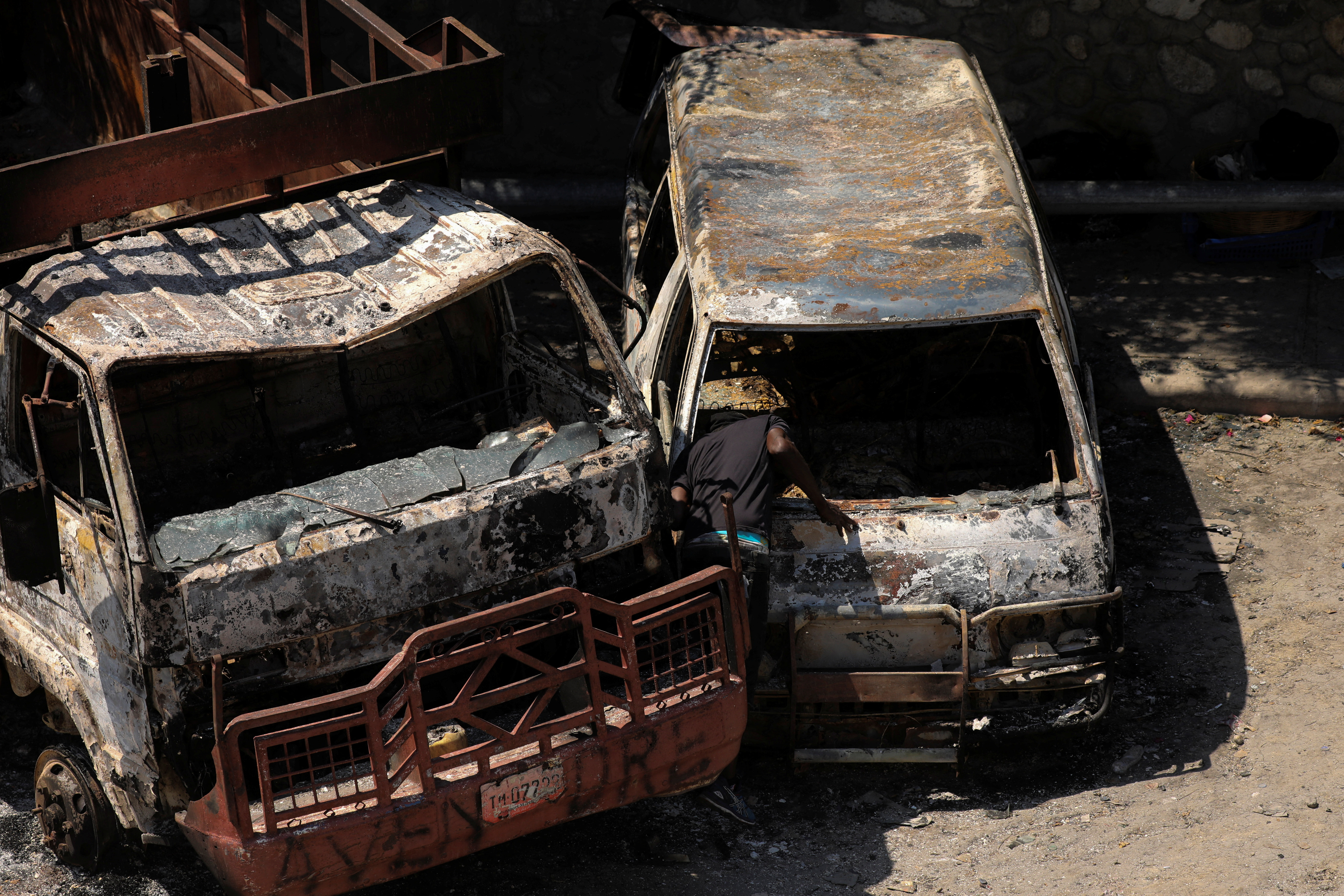 Armed gangs burnt vehicles and a sub-police station in Port-au-Prince