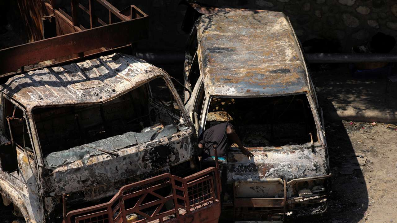 Armed gangs burnt vehicles and a sub-police station in Port-au-Prince