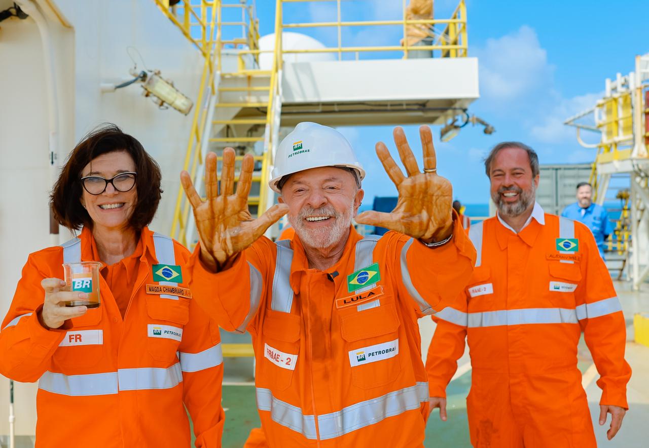 Presidente da Petrobras, Magda Chambriard, o presidente Lula e o ministro Alexandre Silveira em visita à sonda NS-42 que realiza a perfuração do poço Morpho, na Margem Equatorial

