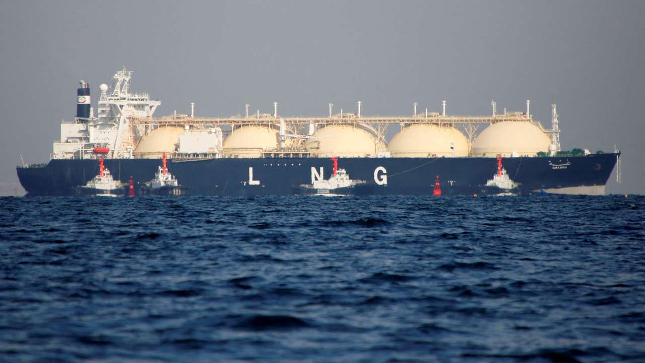 FILE PHOTO: FILE PHOTO: A LNG tanker is tugged towards a thermal power station in Futtsu