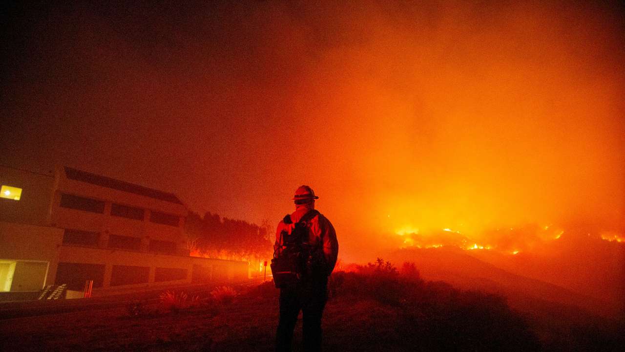 Franklin Fire burns in Malibu
