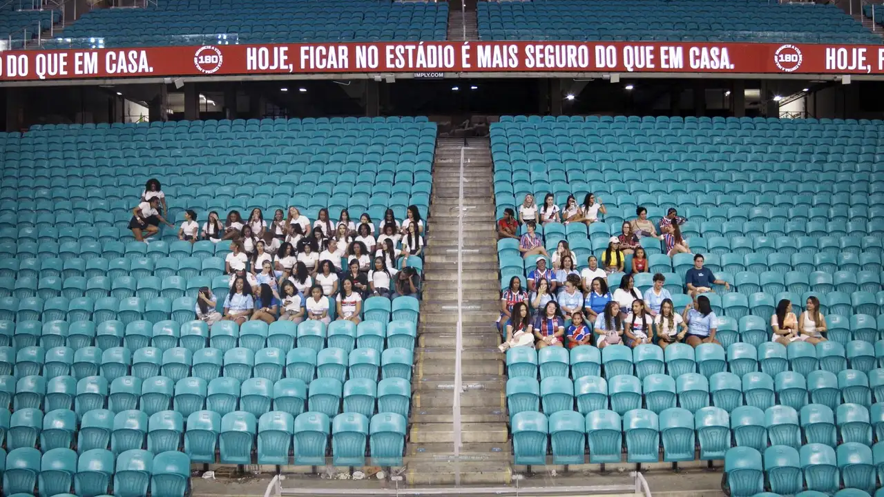 Mulheres no estádio Fonte Nova.