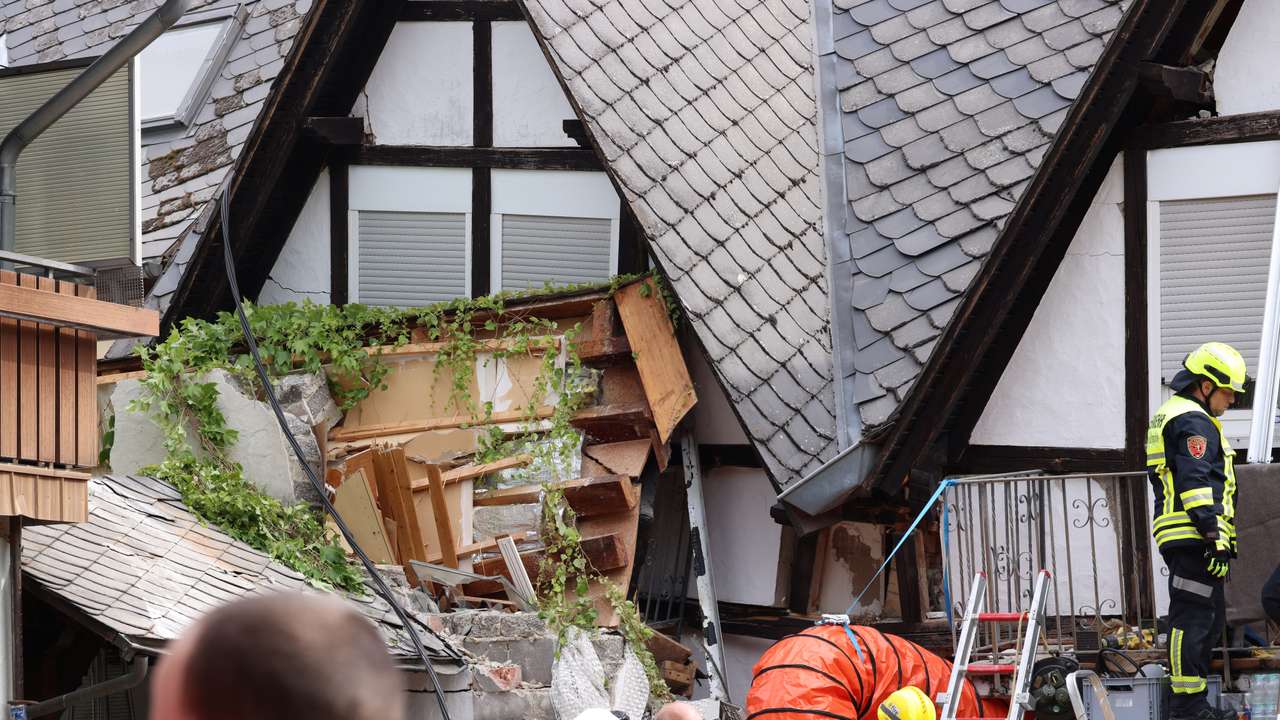 Hotel collapses in Germany on river Moselle