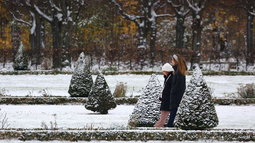 Snowfall on the grounds of the Charlottenburg Castle in Berlin