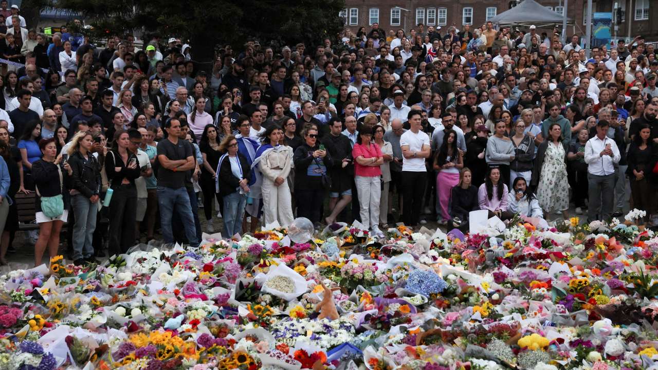 People pay respects at Bondi Pavilion to victims of a shooting during a Jewish holiday celebration at Bondi Beach, in Sydney