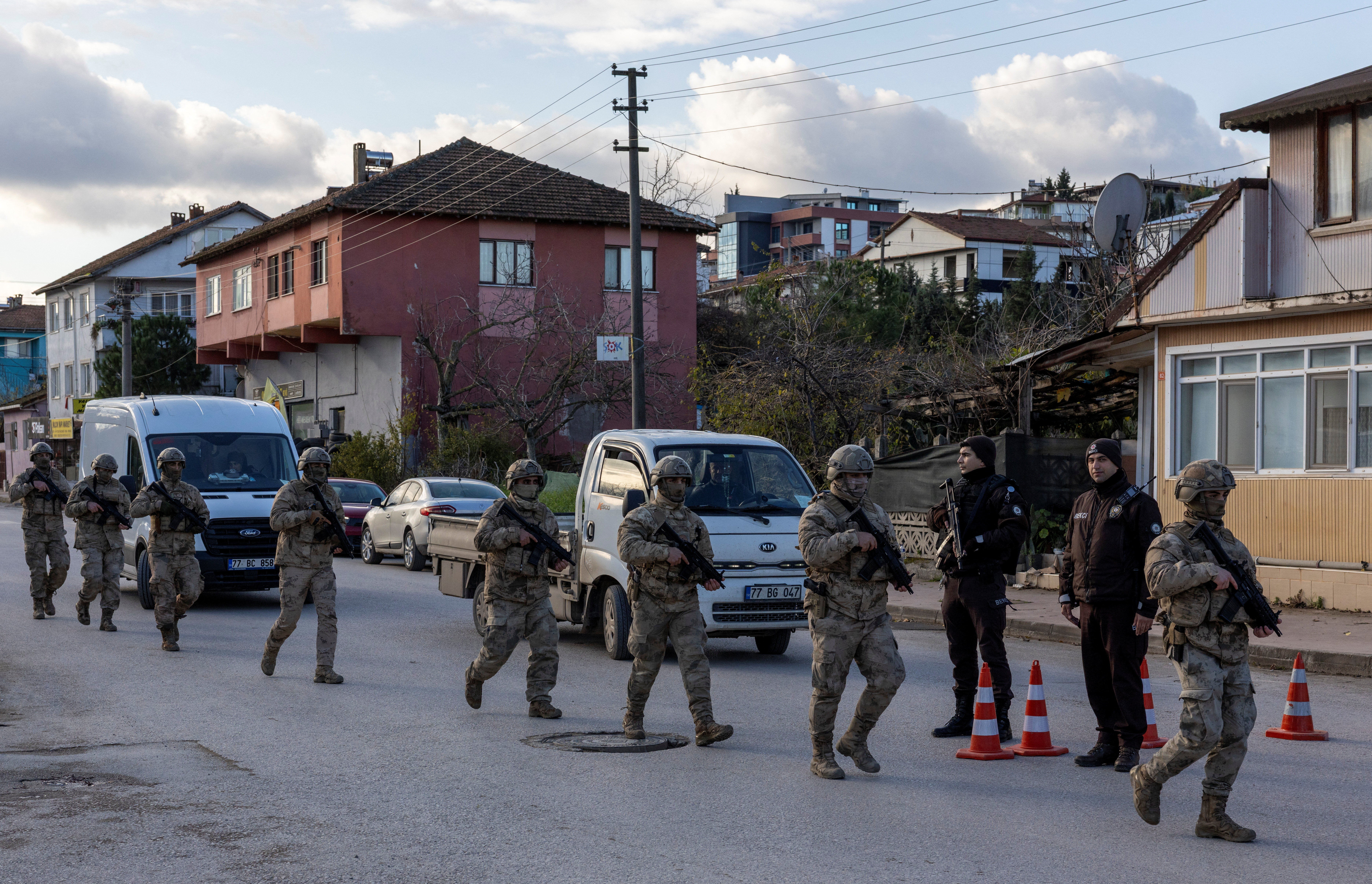 Seven Turkish police wounded in clash with suspected Islamic State militants in Yalova