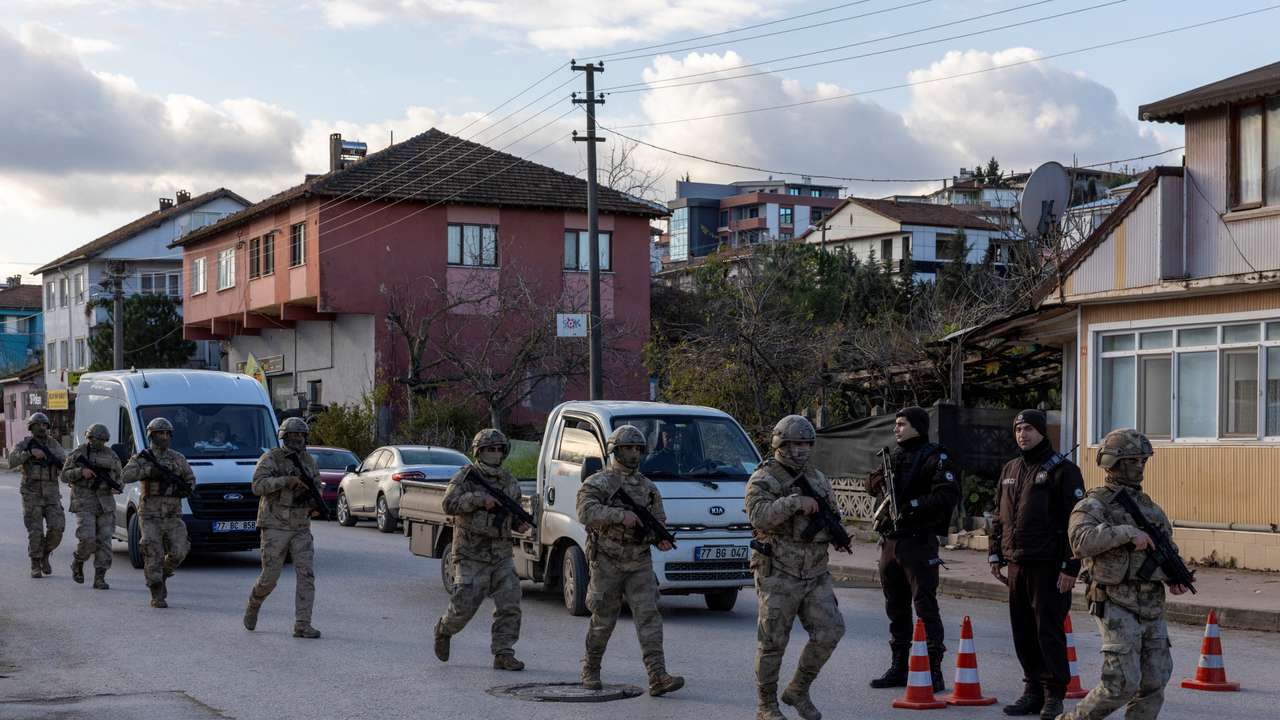 Seven Turkish police wounded in clash with suspected Islamic State militants in Yalova