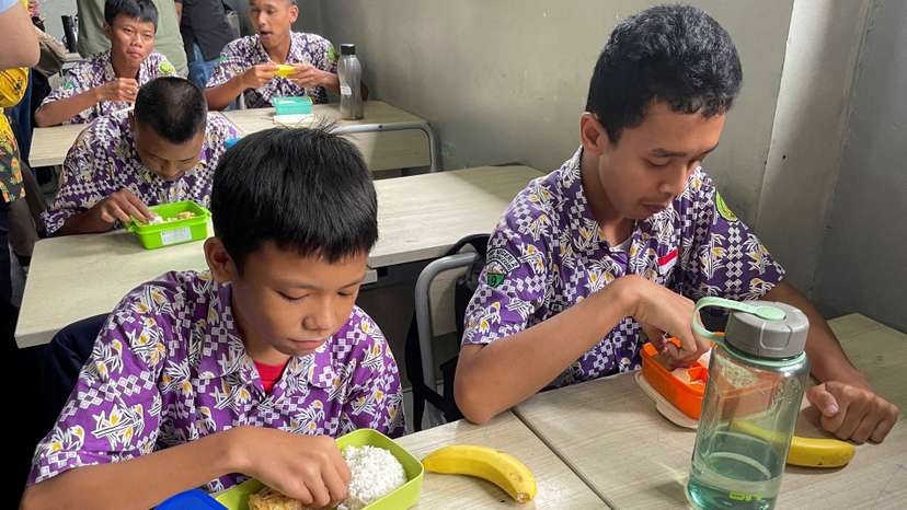 Trial of free-lunch program for students in Tangerang