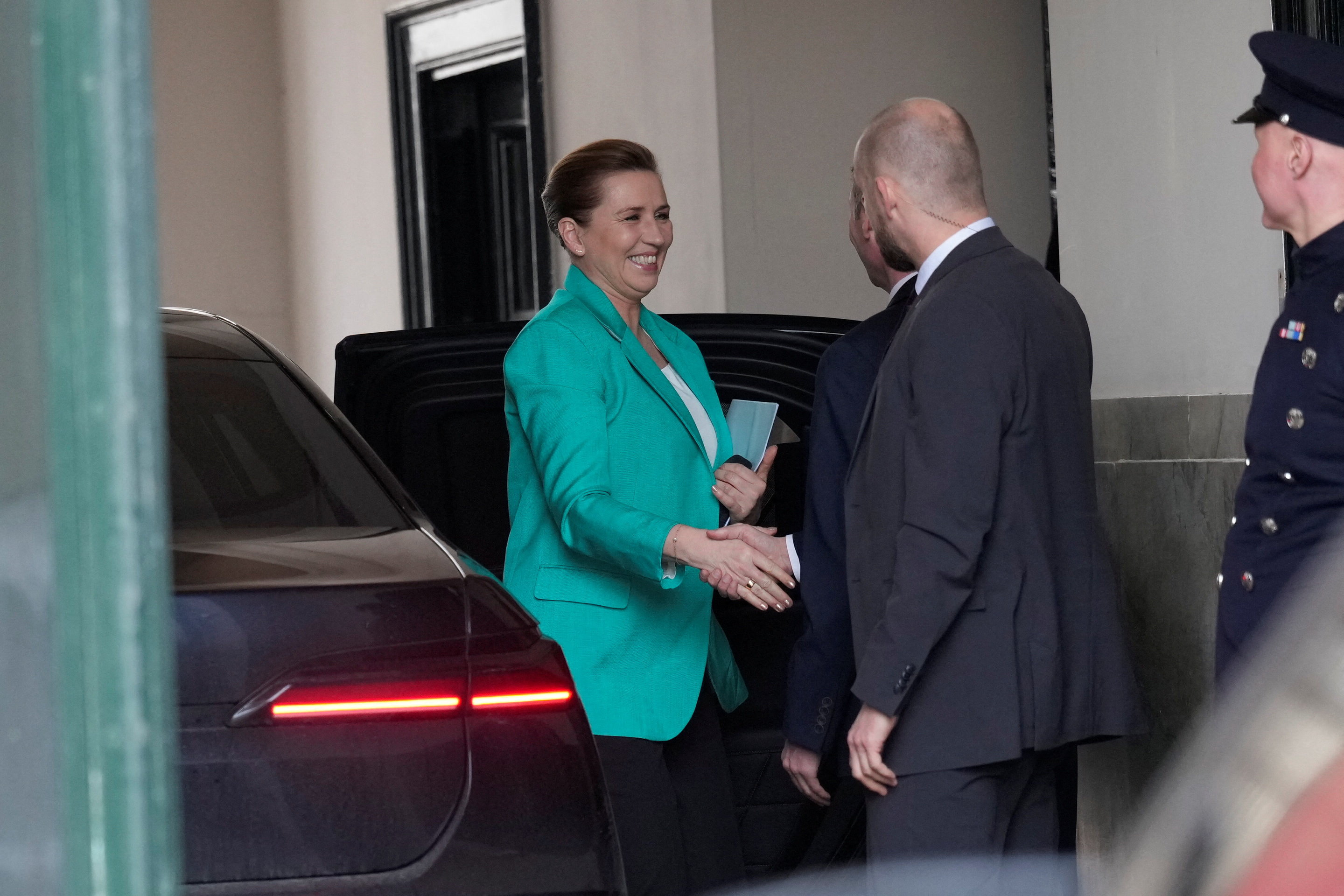 Mette Frederiksen goes to the king to inform about the election result