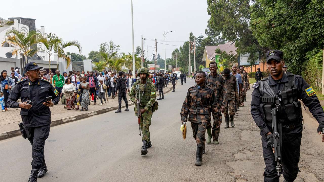 Rwandan security officers receives FARDC soldiers who surrendered in Goma