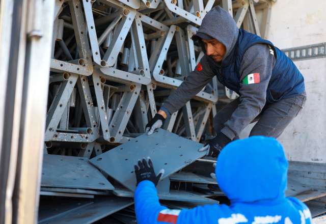 Building of a temporary shelter for migrants deported from the United States, in Ciudad Juarez