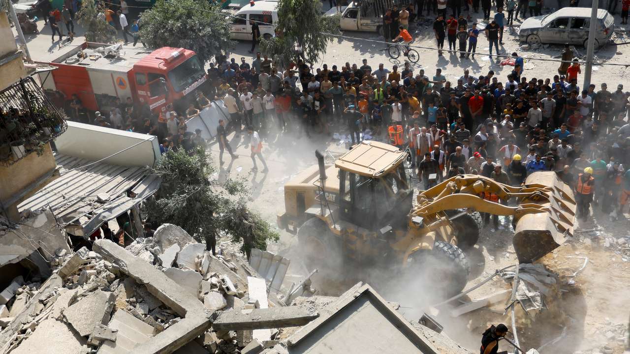 Aftermath of Israeli strikes, in Khan Younis