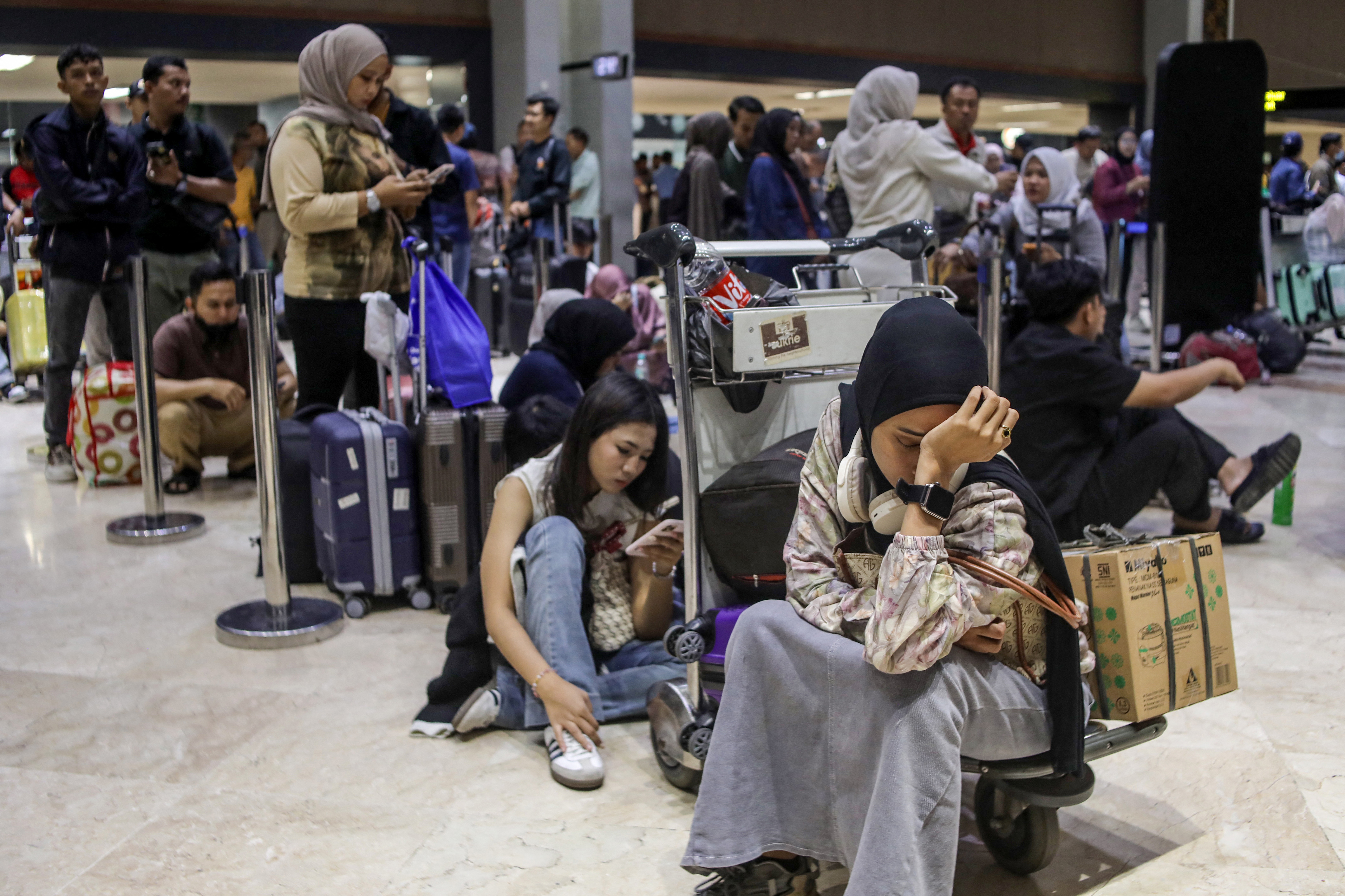 AFP-IndonesiaFechaOitoAeroportosDevidoAErupcao