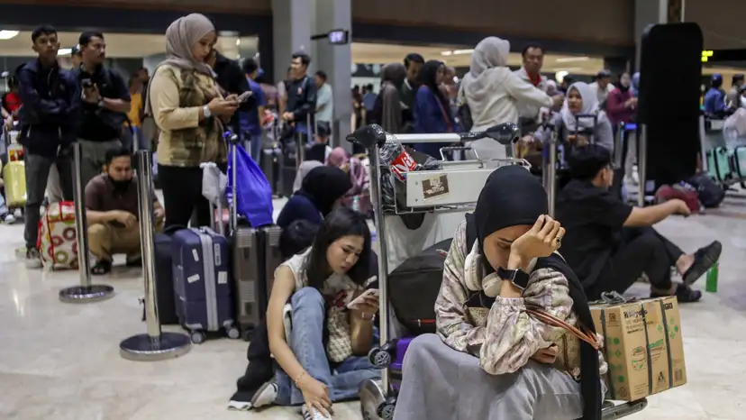 AFP-IndonesiaFechaOitoAeroportosDevidoAErupcao